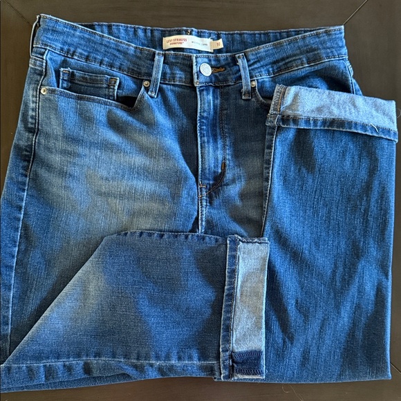 Levi's Denim - Levi Strauss Signiture Mid Rise Capri size 10.
NEW no tags.